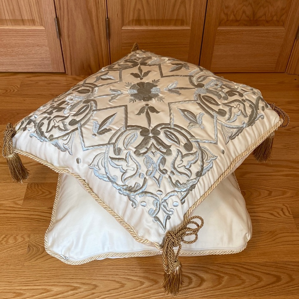 Decorative 2 floor corner pillows
